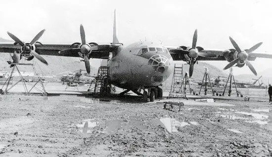 Выполнение регламентных работ на Ан12БП в ТЭЧ 50го полка Кабул зима 1987 - фото 268