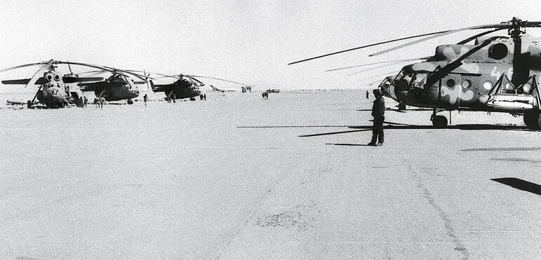 Вертолеты 280го полка на стоянке аэропорта Кандагар Весна 1980 года - фото 288