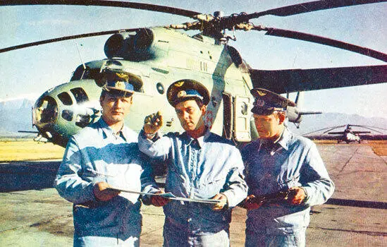 Экипаж Ми6 обсуждает боевую задачу Имевшийся на борту пулемет А127 по - фото 294