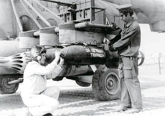 Подвеска бомб на Ми8 280го полка Осень 1982 года Особенно трудно - фото 321