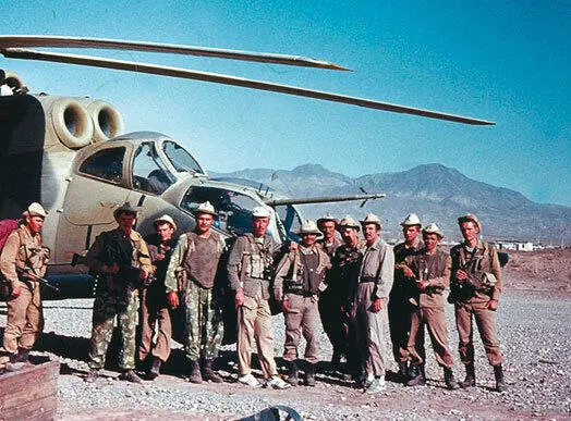 Десантники у вертолета Ми24 на полевой площадке С весны 1980 года поджарые - фото 349
