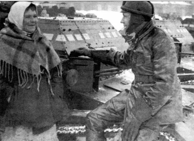 Сидя на танкетке Т27 танкист беседует с местным населением 1932 год в - фото 39