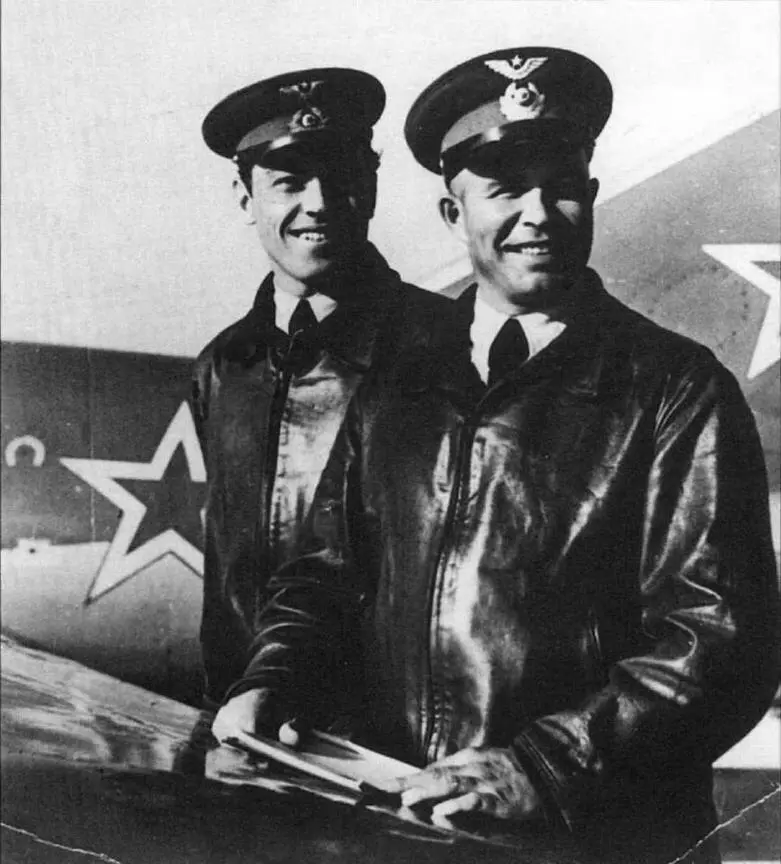 На переднем плане ас 1 корейской войны ЕГ Пепеляев Аэродром Кубинка 1950 - фото 174