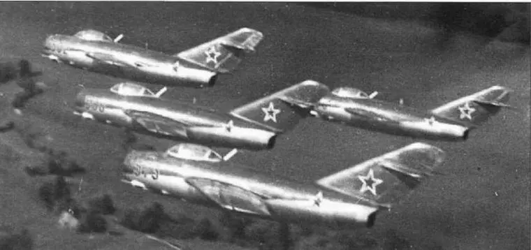 Истребители МиГ15бис знаменитой пилотажной группы Красная пятерка с авиабазы - фото 44