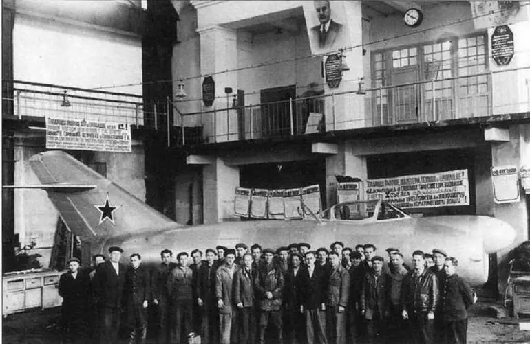 Участники создания истребителяперехватчика СП1 у самолета - фото 69