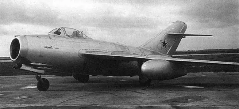 Истребитель сопровождения МиГ15Сбис 532101 14 с 600литровыми подвесными - фото 83