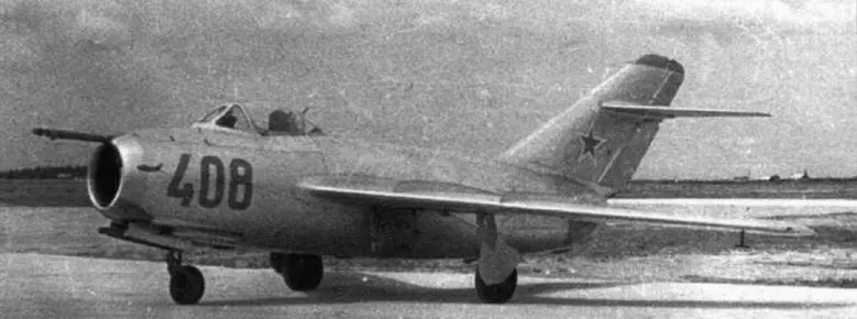 Самолеты МиГ15бис 53210408 вверху и Ту4 221001 на государственных - фото 85