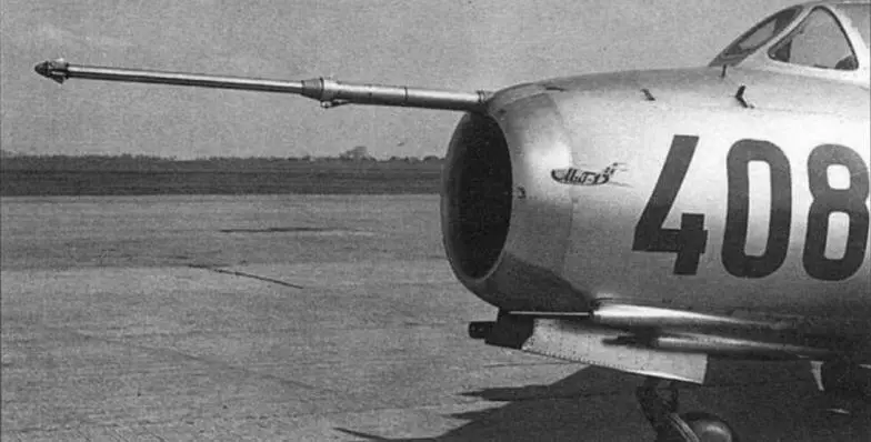 Положение гарпуна самолета МиГ15бис во время сцепки вверху и во время - фото 87