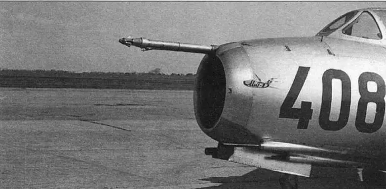 Положение гарпуна самолета МиГ15бис во время сцепки вверху и во время - фото 88