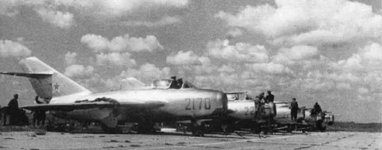 Истребители МиГ15бис оснащенные гарпунами вверху и бомбардировщики Ту4 - фото 90