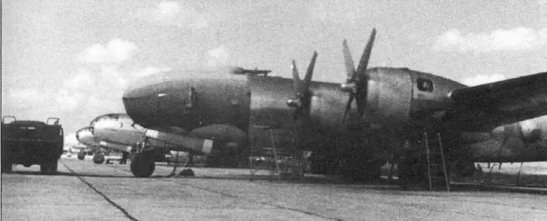 Истребители МиГ15бис оснащенные гарпунами вверху и бомбардировщики Ту4 - фото 91