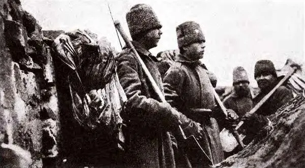 В окопе зимой Карпаты 1915 г Создавалась парадоксальная ситуация с одной - фото 21