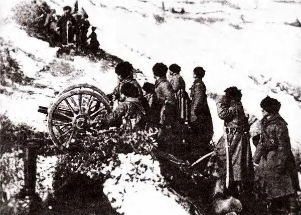 Горное орудие на позиции Как только в начале 1915 года установилось - фото 46