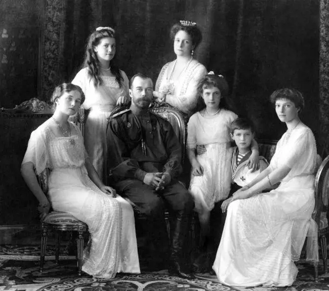 Императорская Чета с Наследником Цесаревичем Алексеем и дочерьми слева - фото 24