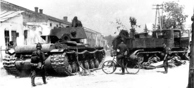 Те же танк КВ1 и тягач Ворошиловец на улице Сасова Июль 1941 года Видимо - фото 51