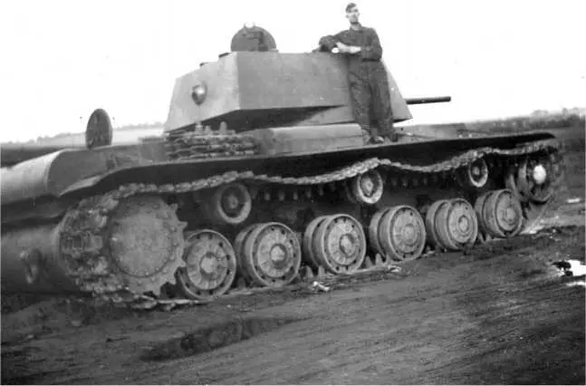 Оставленный изза поломки танк КВ1 с пушкой Л11 Лето 1941 года Обратите - фото 56