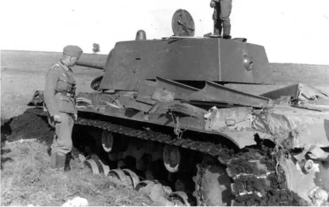 Этот танк КВ1 с пушкой Л11 выпуска сентября декабря 1940 года застрял на - фото 61