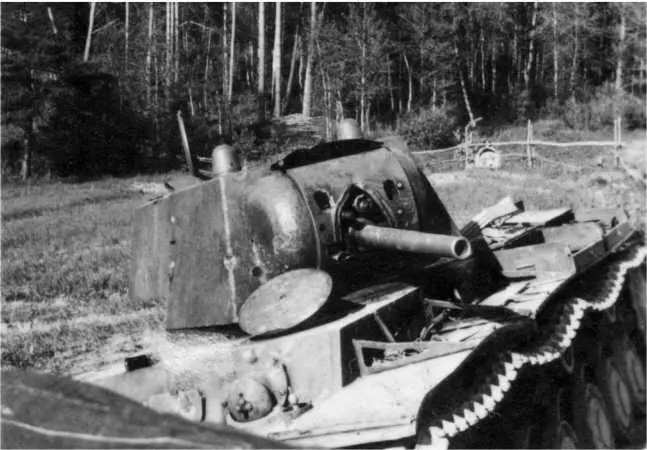 Вверху второй КВ1 из батальона ВАММ подбитый под Дагдой 2 июля 1941 года - фото 65