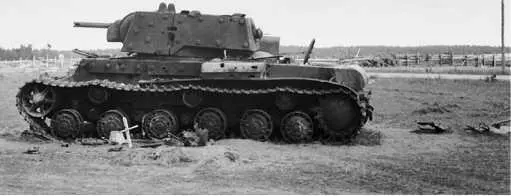 Подбитый экранированный танк КВ1 Северный фронт август 1941 года Рядом с - фото 76