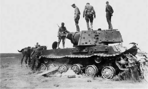 Подбитый танк КВ1 выпуска июня 1941 года опорные катки без усиления из - фото 77