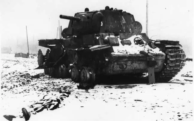 Еще один подбитый в ходе боя 8 октября 1941 года на Петергофском шоссе танк - фото 81