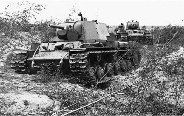 Танки КВ1 выдвигаются на новую позицию Ленинградский фронт октябрь 1941 - фото 83