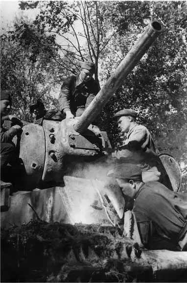 Ремонт танка КВ1 в полевых условиях Волховский фронт август 1942 года - фото 87