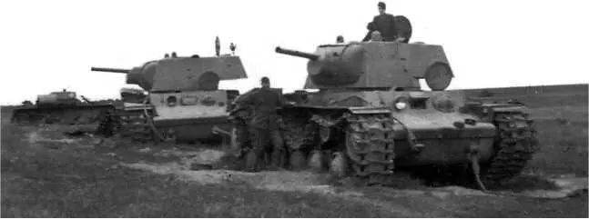 Два танка КВ1 из состава батальона Харьковского бронетанкового училища - фото 97