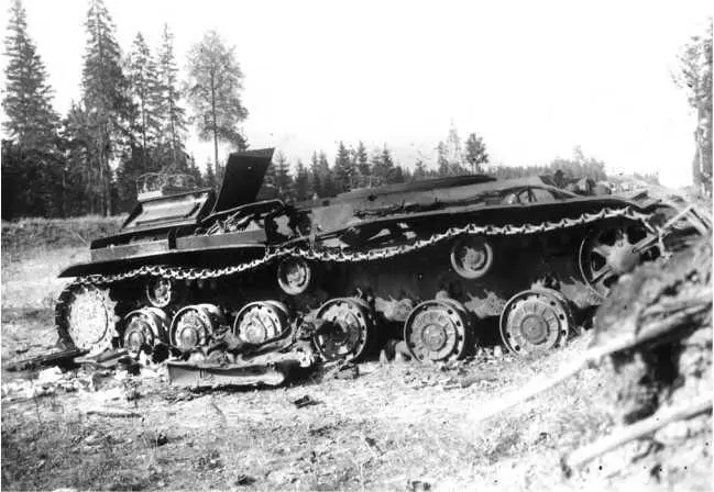 Уничтоженный внутренним взрывом танк КВ1 выпуска июня 1941 года из состава 1 - фото 99