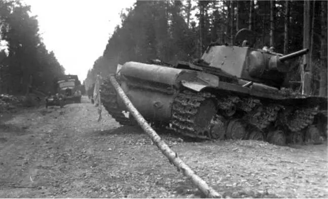 Подбитый на дороге танк КВ1 Июль 1941 года Вероятно машина из состава - фото 100