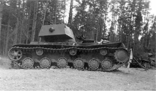 Тот же танк что и на предыдущем фото вид с левого борта Июль 1941 года - фото 101