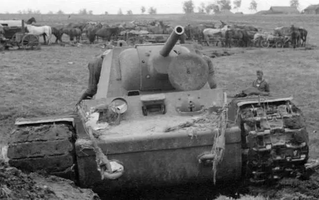 Этот танк КВ1 выпуска июня 1941 года видимо застрял при преодолении подъема - фото 105