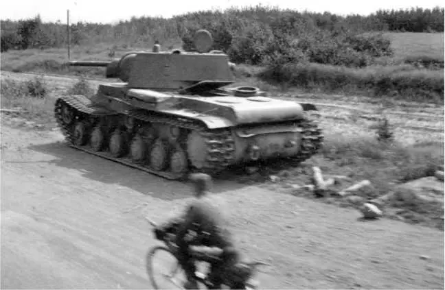 Танк КВ1 выпуска июня 1941 года подбитый в районе Ярцево Июль 1941 года - фото 106