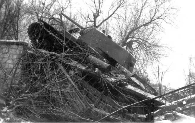 Этот КВ1 выпуска ЧТЗ сентябряоктября 1941 года застрял при преодолении - фото 108