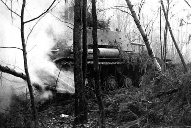 Танк КВ1 движется по лесу Октябрь 1941 года Машина оснащена дополнительными - фото 109