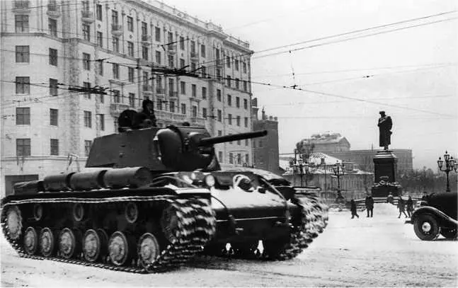 Танк КВ1 выпуска ЧКЗ октября ноября 1941 года проходит по Пушкинской площади - фото 112
