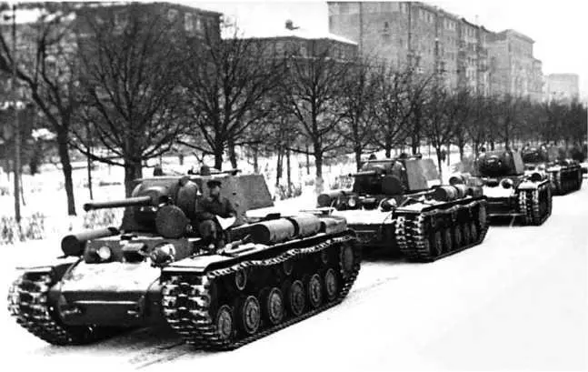 Колонна танков КВ1 на улице Москвы Декабрь 1941 года Машины оснащены - фото 113