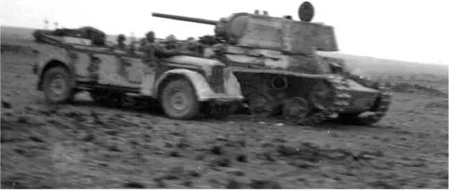 Тот же танк что и на предыдущем фото снятый с другой стороны Крым май 1942 - фото 122