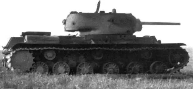 Подбитый в бою танк КВ1 1942 год Машина имеет литую башню верхний кормовой - фото 127