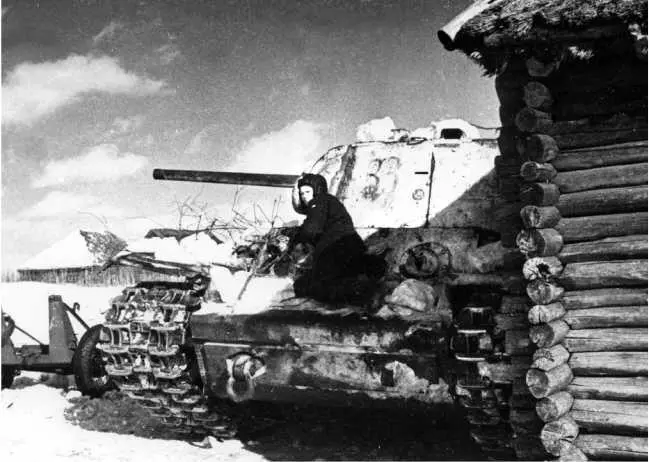 Танк КВ1 на улице освобожденной деревни ЮгоЗападный фронт январь 1942 года - фото 130