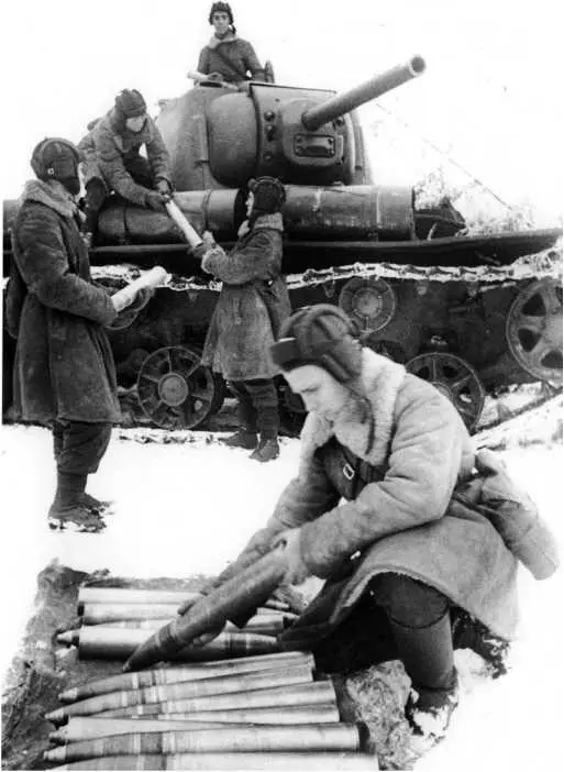 Загрузка артиллерийских выстрелов в танк КВ1 Действующая Армия 1942 год - фото 133
