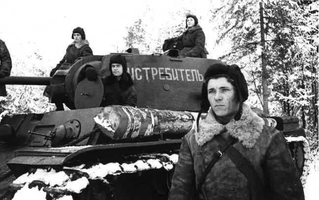 Экипаж танка КВ1 Истребитель младшего лейтенанта Товстика на переднем - фото 134