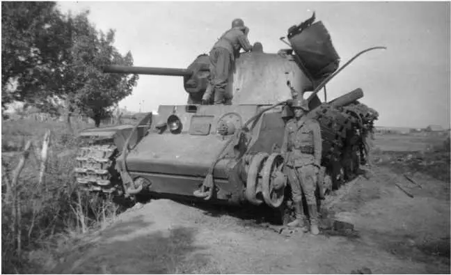 Немецкие солдаты осматривают подбитый танк КВ1 с литой башней Лето 1942 - фото 145