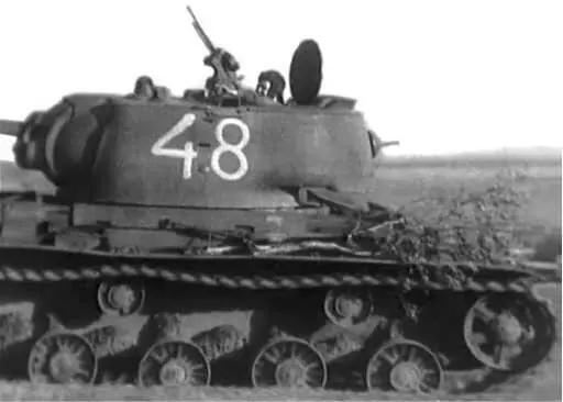 Два КВ1 из одной танковой части с башенными номерами 45 и 48 Весна 1942 года - фото 146