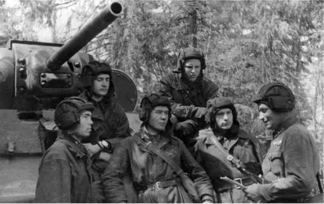 Комиссар подразделения старший политрук И К Худяков беседует с экипажем танка - фото 149