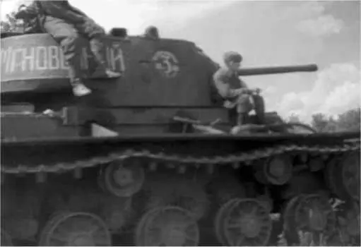 Танк КВ1 Мгновенный 3й гвардейской танковой бригады 1942 год Надписи - фото 160