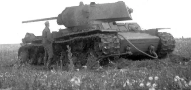 Немецкий солдат у подбитого танка КВ1 Лето 1942 года Судя по закрепленным - фото 166