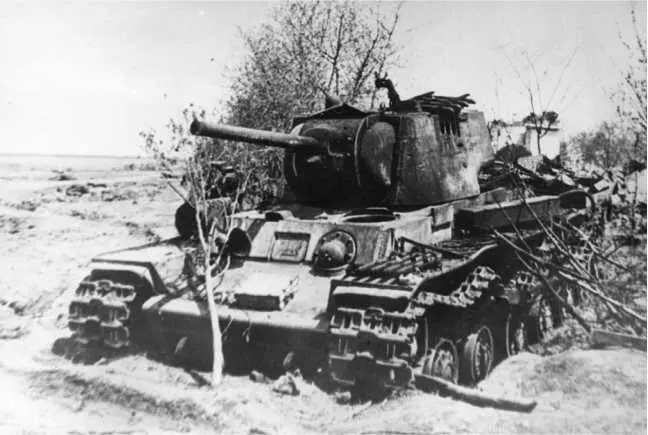 Подбитый артиллерийским огнем танк КВ1 Лето 1942 года Машина имеет литую - фото 171