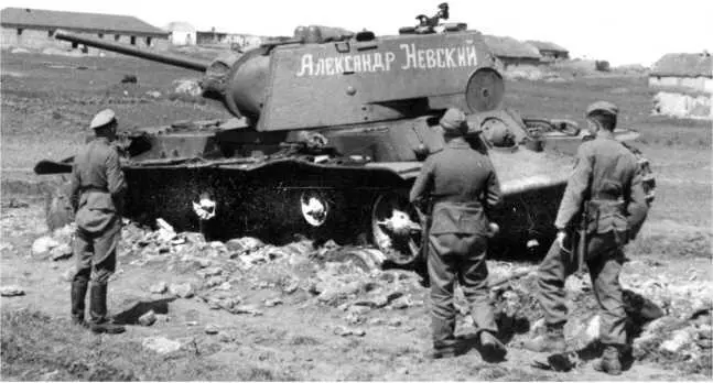 Немцы осматривают подбитый танк КВ1 Александр Невский Лето 1942 года - фото 175