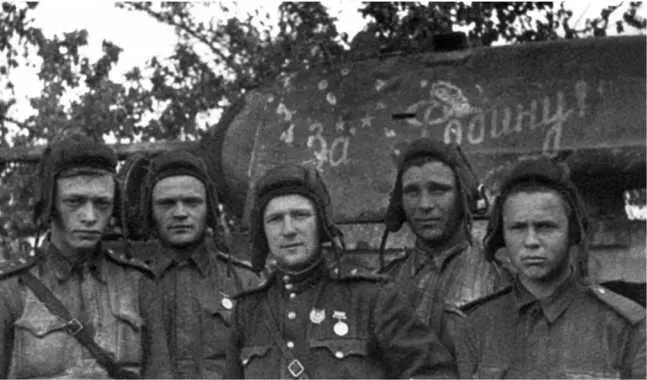 Экипаж танка КВ1 младшего лейтенанта Курмаева в центре старший - фото 182